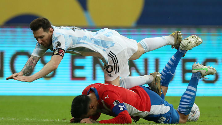 Messi es golpeado por Gustavo Gómez: la única forma de detenerlo.